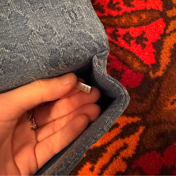 CHANEL
Denim Quilted Medium Camellia Sweetheart Flap Blue.
Come with dust bag. - Picture 8 of 14